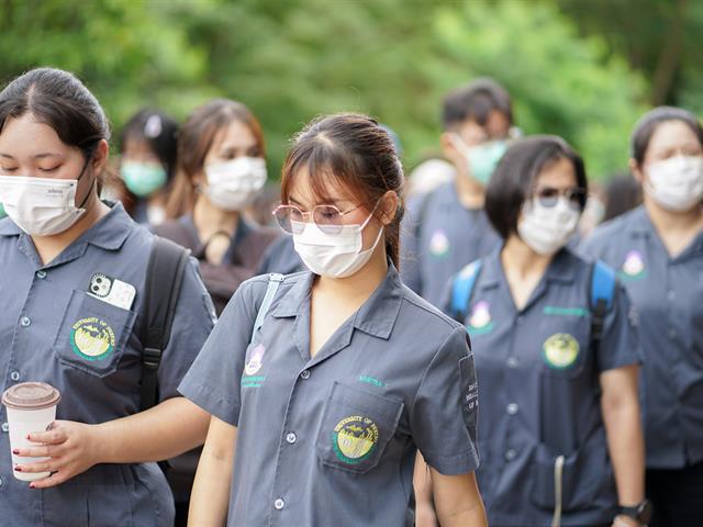 ศูนย์สิ่งแวดล้อมและการจัดการที่ยั่งยืน มหาวิทยาลัยพะเยา ให้การต้อนรับคณะสาธารณสุขศาสตร์ สาขาวิชาอนามัยสิ่งแวดล้อม ในการศึกษาดูงานกระบวนการคัดแยกขยะและผลิตภัณฑ์ไม้แขวนเสื้อจากฝาขวดน้ำ