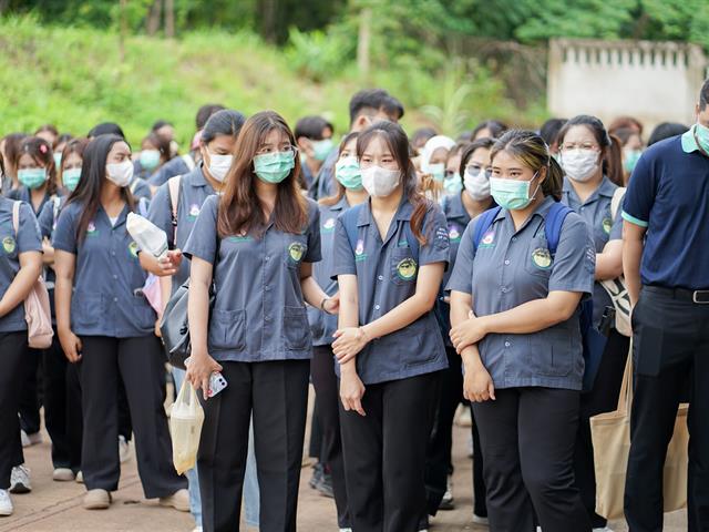 ศูนย์สิ่งแวดล้อมและการจัดการที่ยั่งยืน มหาวิทยาลัยพะเยา ให้การต้อนรับคณะสาธารณสุขศาสตร์ สาขาวิชาอนามัยสิ่งแวดล้อม ในการศึกษาดูงานกระบวนการคัดแยกขยะและผลิตภัณฑ์ไม้แขวนเสื้อจากฝาขวดน้ำ