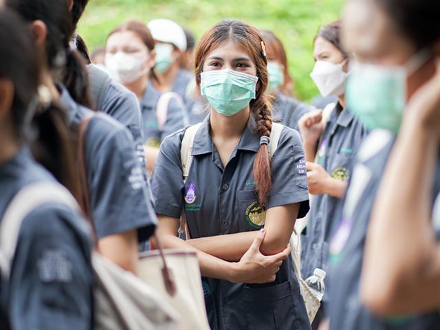 ศูนย์สิ่งแวดล้อมและการจัดการที่ยั่งยืน มหาวิทยาลัยพะเยา ให้การต้อนรับคณะสาธารณสุขศาสตร์ สาขาวิชาอนามัยสิ่งแวดล้อม ในการศึกษาดูงานกระบวนการคัดแยกขยะและผลิตภัณฑ์ไม้แขวนเสื้อจากฝาขวดน้ำ