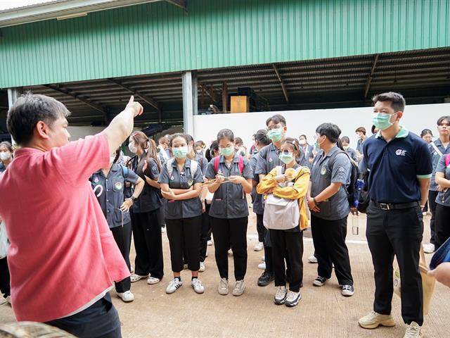 ศูนย์สิ่งแวดล้อมและการจัดการที่ยั่งยืน มหาวิทยาลัยพะเยา ให้การต้อนรับคณะสาธารณสุขศาสตร์ สาขาวิชาอนามัยสิ่งแวดล้อม ในการศึกษาดูงานกระบวนการคัดแยกขยะและผลิตภัณฑ์ไม้แขวนเสื้อจากฝาขวดน้ำ