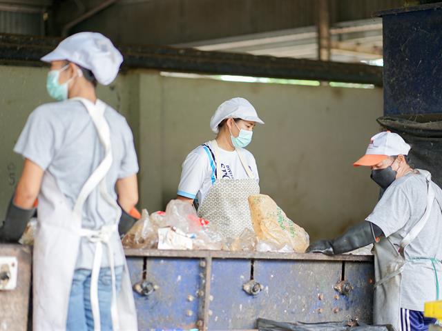 ศูนย์สิ่งแวดล้อมและการจัดการที่ยั่งยืน มหาวิทยาลัยพะเยา ให้การต้อนรับคณะสาธารณสุขศาสตร์ สาขาวิชาอนามัยสิ่งแวดล้อม ในการศึกษาดูงานกระบวนการคัดแยกขยะและผลิตภัณฑ์ไม้แขวนเสื้อจากฝาขวดน้ำ
