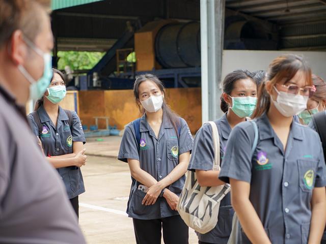 ศูนย์สิ่งแวดล้อมและการจัดการที่ยั่งยืน มหาวิทยาลัยพะเยา ให้การต้อนรับคณะสาธารณสุขศาสตร์ สาขาวิชาอนามัยสิ่งแวดล้อม ในการศึกษาดูงานกระบวนการคัดแยกขยะและผลิตภัณฑ์ไม้แขวนเสื้อจากฝาขวดน้ำ
