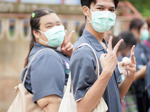 ศูนย์สิ่งแวดล้อมและการจัดการที่ยั่งยืน มหาวิทยาลัยพะเยา ให้การต้อนรับคณะสาธารณสุขศาสตร์ สาขาวิชาอนามัยสิ่งแวดล้อม ในการศึกษาดูงานกระบวนการคัดแยกขยะและผลิตภัณฑ์ไม้แขวนเสื้อจากฝาขวดน้ำ