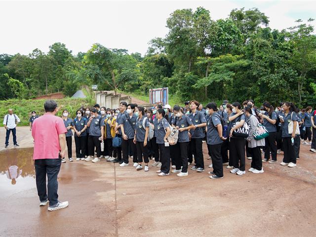 ศูนย์สิ่งแวดล้อมและการจัดการที่ยั่งยืน มหาวิทยาลัยพะเยา ให้การต้อนรับคณะสาธารณสุขศาสตร์ สาขาวิชาอนามัยสิ่งแวดล้อม ในการศึกษาดูงานกระบวนการคัดแยกขยะและผลิตภัณฑ์ไม้แขวนเสื้อจากฝาขวดน้ำ