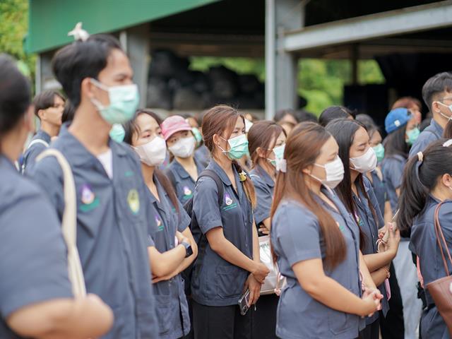 ศูนย์สิ่งแวดล้อมและการจัดการที่ยั่งยืน มหาวิทยาลัยพะเยา ให้การต้อนรับคณะสาธารณสุขศาสตร์ สาขาวิชาอนามัยสิ่งแวดล้อม ในการศึกษาดูงานกระบวนการคัดแยกขยะและผลิตภัณฑ์ไม้แขวนเสื้อจากฝาขวดน้ำ
