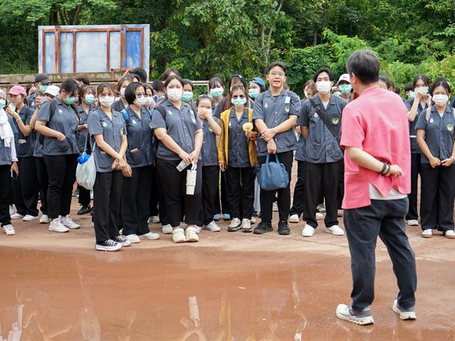 ศูนย์สิ่งแวดล้อมและการจัดการที่ยั่งยืน มหาวิทยาลัยพะเยา ให้การต้อนรับคณะสาธารณสุขศาสตร์ สาขาวิชาอนามัยสิ่งแวดล้อม ในการศึกษาดูงานกระบวนการคัดแยกขยะและผลิตภัณฑ์ไม้แขวนเสื้อจากฝาขวดน้ำ