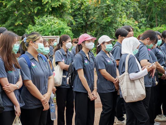 ศูนย์สิ่งแวดล้อมและการจัดการที่ยั่งยืน มหาวิทยาลัยพะเยา ให้การต้อนรับคณะสาธารณสุขศาสตร์ สาขาวิชาอนามัยสิ่งแวดล้อม ในการศึกษาดูงานกระบวนการคัดแยกขยะและผลิตภัณฑ์ไม้แขวนเสื้อจากฝาขวดน้ำ
