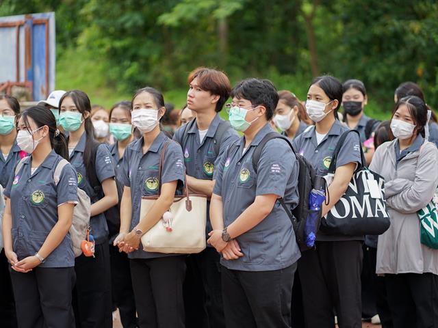ศูนย์สิ่งแวดล้อมและการจัดการที่ยั่งยืน มหาวิทยาลัยพะเยา ให้การต้อนรับคณะสาธารณสุขศาสตร์ สาขาวิชาอนามัยสิ่งแวดล้อม ในการศึกษาดูงานกระบวนการคัดแยกขยะและผลิตภัณฑ์ไม้แขวนเสื้อจากฝาขวดน้ำ