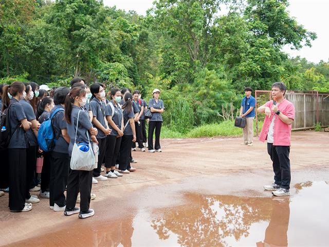 ศูนย์สิ่งแวดล้อมและการจัดการที่ยั่งยืน มหาวิทยาลัยพะเยา ให้การต้อนรับคณะสาธารณสุขศาสตร์ สาขาวิชาอนามัยสิ่งแวดล้อม ในการศึกษาดูงานกระบวนการคัดแยกขยะและผลิตภัณฑ์ไม้แขวนเสื้อจากฝาขวดน้ำ