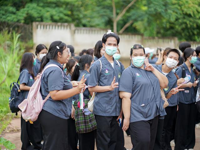 ศูนย์สิ่งแวดล้อมและการจัดการที่ยั่งยืน มหาวิทยาลัยพะเยา ให้การต้อนรับคณะสาธารณสุขศาสตร์ สาขาวิชาอนามัยสิ่งแวดล้อม ในการศึกษาดูงานกระบวนการคัดแยกขยะและผลิตภัณฑ์ไม้แขวนเสื้อจากฝาขวดน้ำ