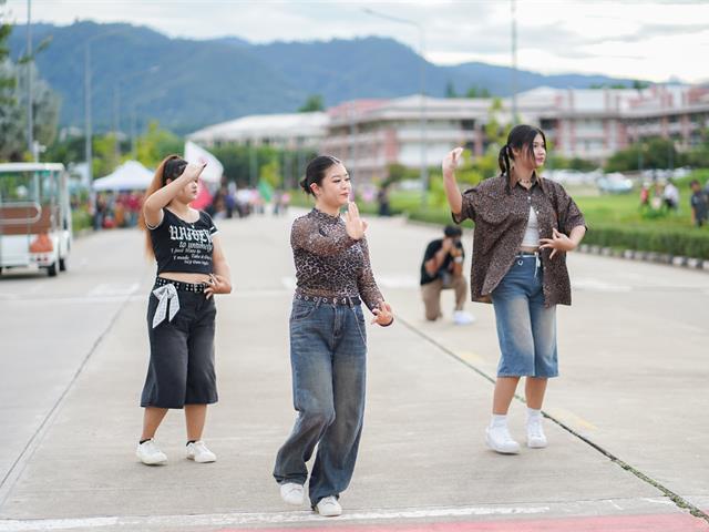 ศูนย์สิ่งแวดล้อมและการจัดการที่ยั่งยืน มหาวิทยาลัยพะเยา ร่วมประเพณีเดินขึ้น ม. ประจำปี 2568