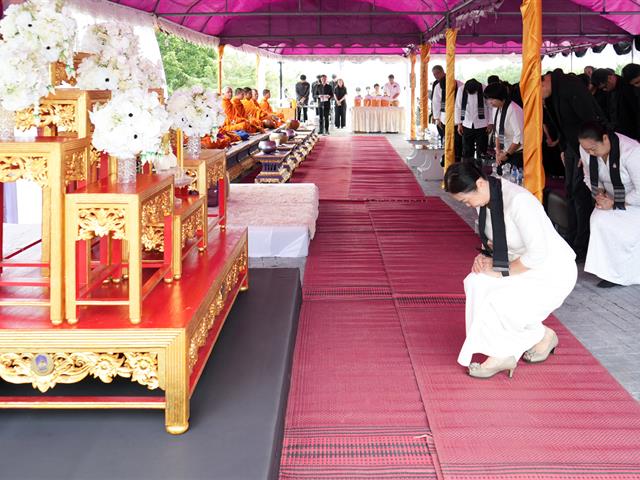 ม.พะเยา จัดพิธีตักบาตรถวายเป็นพระราชกุศล แด่สมเด็จพระพันปีหลวง