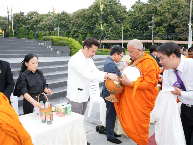 ม.พะเยา จัดพิธีตักบาตรถวายเป็นพระราชกุศล แด่สมเด็จพระพันปีหลวง