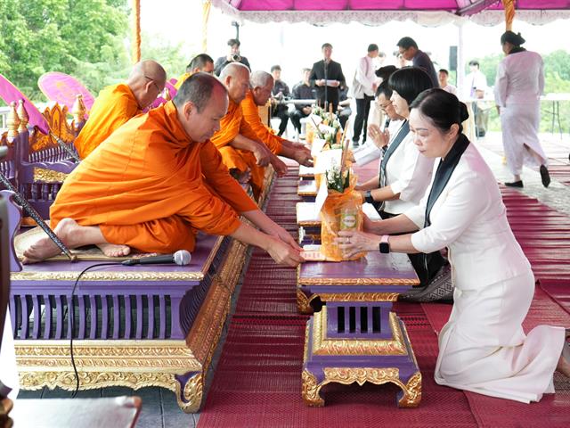 ม.พะเยา จัดพิธีตักบาตรถวายเป็นพระราชกุศล แด่สมเด็จพระพันปีหลวง