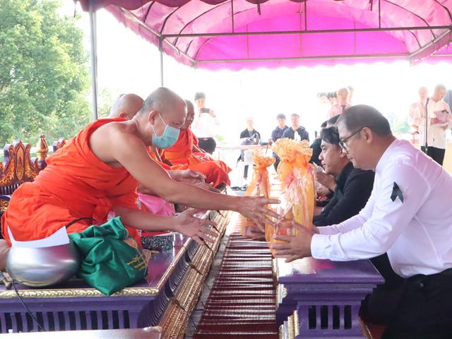 มหาวิทยาลัยพะเยาจัดพิธีตักบาตรถวายเป็นพระราชกุศลปัณรสมวาร  15 วัน  สมเด็จพระนางเจ้าสิริกิติ์ พระบรมราชินีนาถ พระบรมราชชนนีพันปีหลวง 