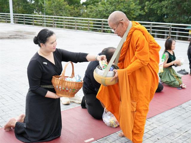 กองกิจการนิสิต ร่วมพิธีตักบาตรถวายเป็นพระราชกุศล
