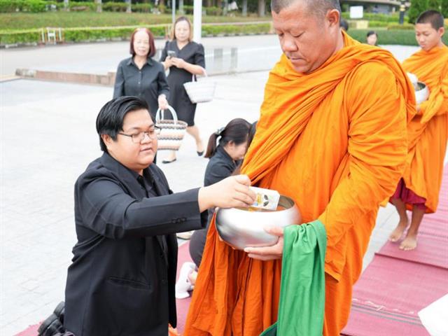 กองกิจการนิสิต ร่วมพิธีตักบาตรถวายเป็นพระราชกุศล