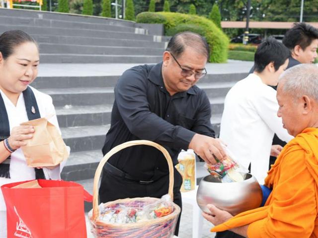 กองกิจการนิสิต ร่วมพิธีตักบาตรถวายเป็นพระราชกุศล