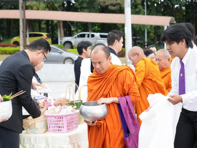 กองกิจการนิสิต ร่วมพิธีตักบาตรถวายเป็นพระราชกุศล