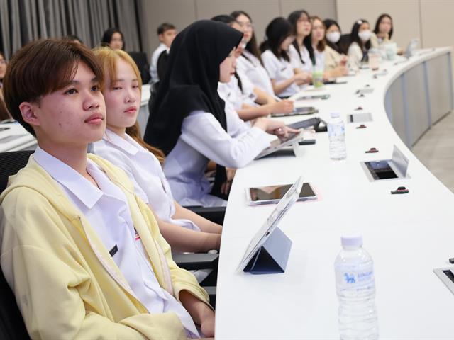 วิจัยและนวัตกรรมพัฒนาเศรษฐกิจสังคม และชุมชน เน้นการผลิตงานวิจัยที่มีคุณภาพและนวัตกรรมที่ตอบโจทย์การพัฒนาพื้นที่และสังคม สร้างมูลค่าเพิ่มทางเศรษฐกิจและยกระดับคุณภาพชีวิตของประชาชนในทุกระดับ