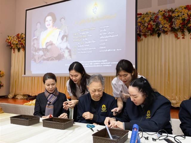 คณะศิลปศาสตร์จัดกิจกรรมประดิษฐ์โบว์สีดำเพื่อแจกจ่ายแก่นิสิตและประชาชนทั่วไป