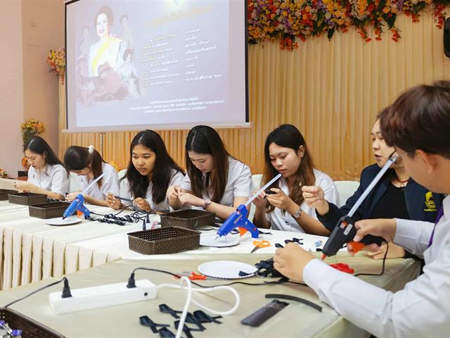 คณะศิลปศาสตร์จัดกิจกรรมประดิษฐ์โบว์สีดำเพื่อแจกจ่ายแก่นิสิตและประชาชนทั่วไป