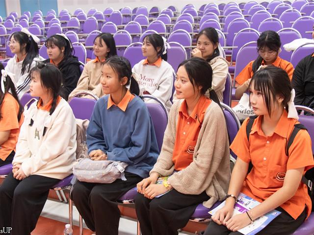 คณะศิลปศาสตร์ให้การต้อนรับคณะครูและนักเรียน โรงเรียนบ้านเทอดไทย จังหวัดเชียงราย