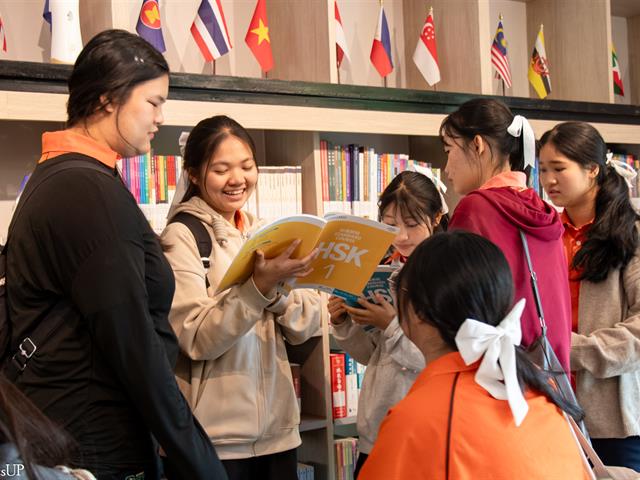 คณะศิลปศาสตร์ให้การต้อนรับคณะครูและนักเรียน โรงเรียนบ้านเทอดไทย จังหวัดเชียงราย