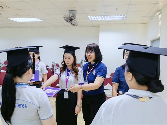คณะกรรมการดำเนินงานพิธีพระราชทานปริญญาบัตร คณะศิลปศาสตร์ ดำเนินการฝึกซ้อมบัณฑิต เพื่อเตรียมความพร้อมการเข้ารับพระราชทานปริญญาบัตร ประจำปีการศึกษา ๒๕๖๗