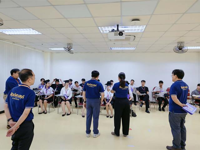 คณะกรรมการดำเนินงานพิธีพระราชทานปริญญาบัตร คณะศิลปศาสตร์ ดำเนินการฝึกซ้อมบัณฑิต เพื่อเตรียมความพร้อมการเข้ารับพระราชทานปริญญาบัตร ประจำปีการศึกษา ๒๕๖๗