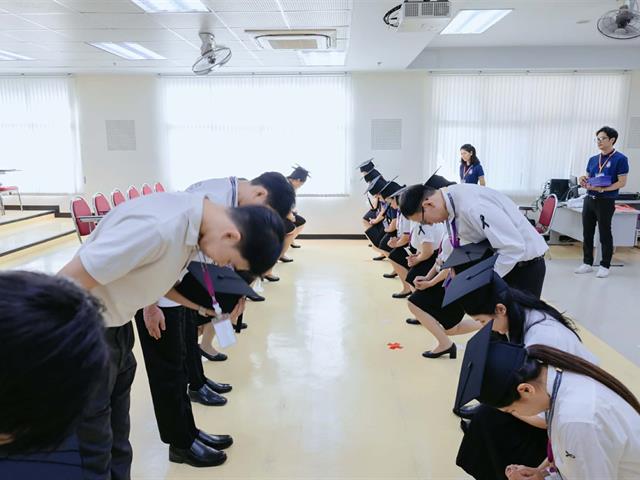 คณะกรรมการดำเนินงานพิธีพระราชทานปริญญาบัตร คณะศิลปศาสตร์ ดำเนินการฝึกซ้อมบัณฑิต เพื่อเตรียมความพร้อมการเข้ารับพระราชทานปริญญาบัตร ประจำปีการศึกษา ๒๕๖๗