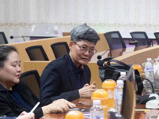 รองคณบดีฝ่ายคุณภาพนิสิตคณะศิลปศาสตร์ ร่วมต้อนรับคณะศึกษาดูงานจากมหาวิทยาลัยพายัพ พร้อมนำเสนอการดำเนินงานของเครือข่ายภายใน “Mental Health Best Practice” คณะศิลปศาสตร์