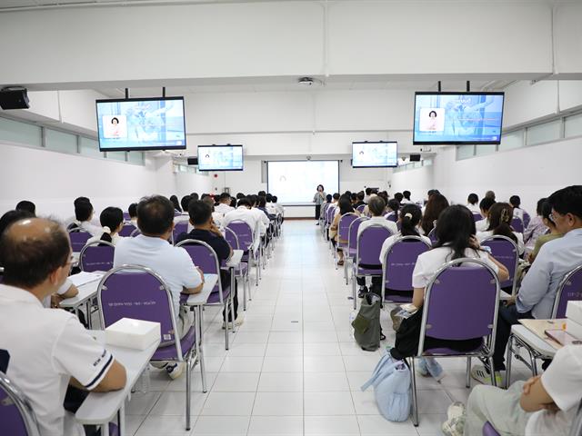 คณะทันตแพทยศาสตร์ มหาวิทยาลัยพะเยา โดยงานวิชาการได้จัดกิจกรรม “ปฐมนิเทศนิสิตใหม่ ประจำปีการศึกษา 2569” เมื่อวันที่ 10 มิถุนายน พ.ศ. 2569 คณะทันตแพทยศาสตร์ มหาวิทยาลัยพะเยา                              โดยงานวิชาการได้จัดกิจกรรม “ปฐมนิเทศนิสิตใหม่ ประจำปีการศึกษา 2569” ณ ห้องเรียน PN 1 อาคารหอประชุมพญางำเมือง มหาวิทยาลัยพะเยา  ในการนี้ คณะฯ ได้รับเกียรติจาก ทันตแพทย์ภูมิทรัพย์ สายวงศ์   ผู้ช่วยคณบดี  กล่าวรายงานต่อประธานในพิธี ศาสตราจารย์ ทันตแพทย์หญิง ดร.พัชราวรรณ ศรีศิลปนันทน์                                              คณบดีคณะทันตแพทยศาสตร์  โดยทั้งนี้ประธานในพิธีได้กล่าวแสดงความยินดีแก่ผู้ปกครองและนิสิตใหม่ พร้อมถ่ายทอดแนวคิดและเจตนารมณ์ในการจัดการศึกษาวิชาชีพทันตกรรม  จากนั้นได้บรรยาย                 ในหัวข้อ “ก้าวแรกสู่การเป็นทันตแพทย์แก่นิสิตใหม่” ต่อมาเป็นการบรรยายหัวข้อ “ภาพรวมของคณะฯ การศึกษาหลักสูตรทันตแพทยศาสตรบัณฑิต”  โดยทีมงานวิชาการ คณะทันตแพทยศาสตร์ มหาวิทยาลัยพะเยา และหัวข้อ “การใช้ชีวิตในคณะทันตแพทยศาสตร์และการดูแลนิสิตทันตแพทย์”  โดยทันตแพทย์ภูมิทรัพย์ สายวงศ์ ผู้ช่วยคณบดี โดยการจัดกิจกรรมในครั้งนี้ มีวัตถุประสงค์เพื่อเสริมสร้างความเข้าใจเกี่ยวกับนโยบาย วิสัยทัศน์ และแนวทางการบริหารจัดการของคณะทันตแพทยศาสตร์ รวมถึงเตรียมความพร้อม                  ให้แก่นิสิตในการปรับตัวเข้าสู่ระบบการเรียนการสอนในหลักสูตรทันตแพทยศาสตรบัณฑิต                     พร้อมทั้งจัดทำสัญญาเป็นนิสิตทันตแพทยศาสตร์ ประจำปีการศึกษา 2569 เพื่อเสริมสร้างความเชื่อมั่นแก่ผู้ปกครองและนิสิตในการศึกษาหลักสูตรทันตแพทยศาสตรบัณฑิต พร้อมทั้งเป็นเวทีในการสร้างความสัมพันธ์อันดีระหว่างนิสิต ผู้ปกครอง และคณะทันตแพทยศาสตร์ ต่อไป