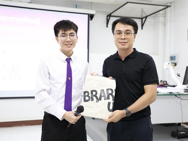 คณะทันตแพทยศาสตร์ มหาวิทยาลัยพะเยา โดยงานวิชาการได้จัดกิจกรรม “ปฐมนิเทศนิสิตใหม่ ประจำปีการศึกษา 2569” เมื่อวันที่ 10 มิถุนายน พ.ศ. 2569 คณะทันตแพทยศาสตร์ มหาวิทยาลัยพะเยา                              โดยงานวิชาการได้จัดกิจกรรม “ปฐมนิเทศนิสิตใหม่ ประจำปีการศึกษา 2569” ณ ห้องเรียน PN 1 อาคารหอประชุมพญางำเมือง มหาวิทยาลัยพะเยา  ในการนี้ คณะฯ ได้รับเกียรติจาก ทันตแพทย์ภูมิทรัพย์ สายวงศ์   ผู้ช่วยคณบดี  กล่าวรายงานต่อประธานในพิธี ศาสตราจารย์ ทันตแพทย์หญิง ดร.พัชราวรรณ ศรีศิลปนันทน์                                              คณบดีคณะทันตแพทยศาสตร์  โดยทั้งนี้ประธานในพิธีได้กล่าวแสดงความยินดีแก่ผู้ปกครองและนิสิตใหม่ พร้อมถ่ายทอดแนวคิดและเจตนารมณ์ในการจัดการศึกษาวิชาชีพทันตกรรม  จากนั้นได้บรรยาย                 ในหัวข้อ “ก้าวแรกสู่การเป็นทันตแพทย์แก่นิสิตใหม่” ต่อมาเป็นการบรรยายหัวข้อ “ภาพรวมของคณะฯ การศึกษาหลักสูตรทันตแพทยศาสตรบัณฑิต”  โดยทีมงานวิชาการ คณะทันตแพทยศาสตร์ มหาวิทยาลัยพะเยา และหัวข้อ “การใช้ชีวิตในคณะทันตแพทยศาสตร์และการดูแลนิสิตทันตแพทย์”  โดยทันตแพทย์ภูมิทรัพย์ สายวงศ์ ผู้ช่วยคณบดี โดยการจัดกิจกรรมในครั้งนี้ มีวัตถุประสงค์เพื่อเสริมสร้างความเข้าใจเกี่ยวกับนโยบาย วิสัยทัศน์ และแนวทางการบริหารจัดการของคณะทันตแพทยศาสตร์ รวมถึงเตรียมความพร้อม                  ให้แก่นิสิตในการปรับตัวเข้าสู่ระบบการเรียนการสอนในหลักสูตรทันตแพทยศาสตรบัณฑิต                     พร้อมทั้งจัดทำสัญญาเป็นนิสิตทันตแพทยศาสตร์ ประจำปีการศึกษา 2569 เพื่อเสริมสร้างความเชื่อมั่นแก่ผู้ปกครองและนิสิตในการศึกษาหลักสูตรทันตแพทยศาสตรบัณฑิต พร้อมทั้งเป็นเวทีในการสร้างความสัมพันธ์อันดีระหว่างนิสิต ผู้ปกครอง และคณะทันตแพทยศาสตร์ ต่อไป