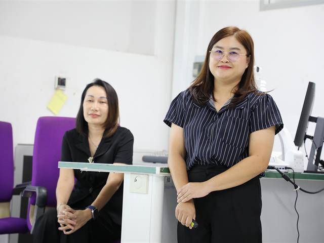 คณะทันตแพทยศาสตร์ มหาวิทยาลัยพะเยา โดยงานวิชาการได้จัดกิจกรรม “ปฐมนิเทศนิสิตใหม่ ประจำปีการศึกษา 2569” เมื่อวันที่ 10 มิถุนายน พ.ศ. 2569 คณะทันตแพทยศาสตร์ มหาวิทยาลัยพะเยา                              โดยงานวิชาการได้จัดกิจกรรม “ปฐมนิเทศนิสิตใหม่ ประจำปีการศึกษา 2569” ณ ห้องเรียน PN 1 อาคารหอประชุมพญางำเมือง มหาวิทยาลัยพะเยา  ในการนี้ คณะฯ ได้รับเกียรติจาก ทันตแพทย์ภูมิทรัพย์ สายวงศ์   ผู้ช่วยคณบดี  กล่าวรายงานต่อประธานในพิธี ศาสตราจารย์ ทันตแพทย์หญิง ดร.พัชราวรรณ ศรีศิลปนันทน์                                              คณบดีคณะทันตแพทยศาสตร์  โดยทั้งนี้ประธานในพิธีได้กล่าวแสดงความยินดีแก่ผู้ปกครองและนิสิตใหม่ พร้อมถ่ายทอดแนวคิดและเจตนารมณ์ในการจัดการศึกษาวิชาชีพทันตกรรม  จากนั้นได้บรรยาย                 ในหัวข้อ “ก้าวแรกสู่การเป็นทันตแพทย์แก่นิสิตใหม่” ต่อมาเป็นการบรรยายหัวข้อ “ภาพรวมของคณะฯ การศึกษาหลักสูตรทันตแพทยศาสตรบัณฑิต”  โดยทีมงานวิชาการ คณะทันตแพทยศาสตร์ มหาวิทยาลัยพะเยา และหัวข้อ “การใช้ชีวิตในคณะทันตแพทยศาสตร์และการดูแลนิสิตทันตแพทย์”  โดยทันตแพทย์ภูมิทรัพย์ สายวงศ์ ผู้ช่วยคณบดี โดยการจัดกิจกรรมในครั้งนี้ มีวัตถุประสงค์เพื่อเสริมสร้างความเข้าใจเกี่ยวกับนโยบาย วิสัยทัศน์ และแนวทางการบริหารจัดการของคณะทันตแพทยศาสตร์ รวมถึงเตรียมความพร้อม                  ให้แก่นิสิตในการปรับตัวเข้าสู่ระบบการเรียนการสอนในหลักสูตรทันตแพทยศาสตรบัณฑิต                     พร้อมทั้งจัดทำสัญญาเป็นนิสิตทันตแพทยศาสตร์ ประจำปีการศึกษา 2569 เพื่อเสริมสร้างความเชื่อมั่นแก่ผู้ปกครองและนิสิตในการศึกษาหลักสูตรทันตแพทยศาสตรบัณฑิต พร้อมทั้งเป็นเวทีในการสร้างความสัมพันธ์อันดีระหว่างนิสิต ผู้ปกครอง และคณะทันตแพทยศาสตร์ ต่อไป