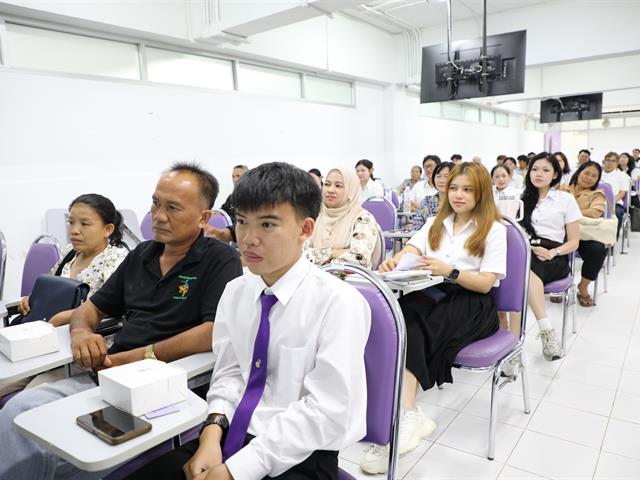 คณะทันตแพทยศาสตร์ มหาวิทยาลัยพะเยา โดยงานวิชาการได้จัดกิจกรรม “ปฐมนิเทศนิสิตใหม่ ประจำปีการศึกษา 2569” เมื่อวันที่ 10 มิถุนายน พ.ศ. 2569 คณะทันตแพทยศาสตร์ มหาวิทยาลัยพะเยา                              โดยงานวิชาการได้จัดกิจกรรม “ปฐมนิเทศนิสิตใหม่ ประจำปีการศึกษา 2569” ณ ห้องเรียน PN 1 อาคารหอประชุมพญางำเมือง มหาวิทยาลัยพะเยา  ในการนี้ คณะฯ ได้รับเกียรติจาก ทันตแพทย์ภูมิทรัพย์ สายวงศ์   ผู้ช่วยคณบดี  กล่าวรายงานต่อประธานในพิธี ศาสตราจารย์ ทันตแพทย์หญิง ดร.พัชราวรรณ ศรีศิลปนันทน์                                              คณบดีคณะทันตแพทยศาสตร์  โดยทั้งนี้ประธานในพิธีได้กล่าวแสดงความยินดีแก่ผู้ปกครองและนิสิตใหม่ พร้อมถ่ายทอดแนวคิดและเจตนารมณ์ในการจัดการศึกษาวิชาชีพทันตกรรม  จากนั้นได้บรรยาย                 ในหัวข้อ “ก้าวแรกสู่การเป็นทันตแพทย์แก่นิสิตใหม่” ต่อมาเป็นการบรรยายหัวข้อ “ภาพรวมของคณะฯ การศึกษาหลักสูตรทันตแพทยศาสตรบัณฑิต”  โดยทีมงานวิชาการ คณะทันตแพทยศาสตร์ มหาวิทยาลัยพะเยา และหัวข้อ “การใช้ชีวิตในคณะทันตแพทยศาสตร์และการดูแลนิสิตทันตแพทย์”  โดยทันตแพทย์ภูมิทรัพย์ สายวงศ์ ผู้ช่วยคณบดี โดยการจัดกิจกรรมในครั้งนี้ มีวัตถุประสงค์เพื่อเสริมสร้างความเข้าใจเกี่ยวกับนโยบาย วิสัยทัศน์ และแนวทางการบริหารจัดการของคณะทันตแพทยศาสตร์ รวมถึงเตรียมความพร้อม                  ให้แก่นิสิตในการปรับตัวเข้าสู่ระบบการเรียนการสอนในหลักสูตรทันตแพทยศาสตรบัณฑิต                     พร้อมทั้งจัดทำสัญญาเป็นนิสิตทันตแพทยศาสตร์ ประจำปีการศึกษา 2569 เพื่อเสริมสร้างความเชื่อมั่นแก่ผู้ปกครองและนิสิตในการศึกษาหลักสูตรทันตแพทยศาสตรบัณฑิต พร้อมทั้งเป็นเวทีในการสร้างความสัมพันธ์อันดีระหว่างนิสิต ผู้ปกครอง และคณะทันตแพทยศาสตร์ ต่อไป