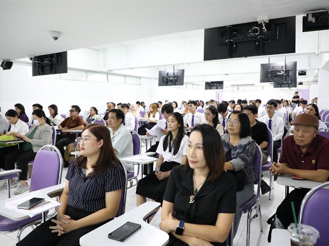 คณะทันตแพทยศาสตร์ มหาวิทยาลัยพะเยา โดยงานวิชาการได้จัดกิจกรรม “ปฐมนิเทศนิสิตใหม่ ประจำปีการศึกษา 2569” เมื่อวันที่ 10 มิถุนายน พ.ศ. 2569 คณะทันตแพทยศาสตร์ มหาวิทยาลัยพะเยา                              โดยงานวิชาการได้จัดกิจกรรม “ปฐมนิเทศนิสิตใหม่ ประจำปีการศึกษา 2569” ณ ห้องเรียน PN 1 อาคารหอประชุมพญางำเมือง มหาวิทยาลัยพะเยา  ในการนี้ คณะฯ ได้รับเกียรติจาก ทันตแพทย์ภูมิทรัพย์ สายวงศ์   ผู้ช่วยคณบดี  กล่าวรายงานต่อประธานในพิธี ศาสตราจารย์ ทันตแพทย์หญิง ดร.พัชราวรรณ ศรีศิลปนันทน์                                              คณบดีคณะทันตแพทยศาสตร์  โดยทั้งนี้ประธานในพิธีได้กล่าวแสดงความยินดีแก่ผู้ปกครองและนิสิตใหม่ พร้อมถ่ายทอดแนวคิดและเจตนารมณ์ในการจัดการศึกษาวิชาชีพทันตกรรม  จากนั้นได้บรรยาย                 ในหัวข้อ “ก้าวแรกสู่การเป็นทันตแพทย์แก่นิสิตใหม่” ต่อมาเป็นการบรรยายหัวข้อ “ภาพรวมของคณะฯ การศึกษาหลักสูตรทันตแพทยศาสตรบัณฑิต”  โดยทีมงานวิชาการ คณะทันตแพทยศาสตร์ มหาวิทยาลัยพะเยา และหัวข้อ “การใช้ชีวิตในคณะทันตแพทยศาสตร์และการดูแลนิสิตทันตแพทย์”  โดยทันตแพทย์ภูมิทรัพย์ สายวงศ์ ผู้ช่วยคณบดี โดยการจัดกิจกรรมในครั้งนี้ มีวัตถุประสงค์เพื่อเสริมสร้างความเข้าใจเกี่ยวกับนโยบาย วิสัยทัศน์ และแนวทางการบริหารจัดการของคณะทันตแพทยศาสตร์ รวมถึงเตรียมความพร้อม                  ให้แก่นิสิตในการปรับตัวเข้าสู่ระบบการเรียนการสอนในหลักสูตรทันตแพทยศาสตรบัณฑิต                     พร้อมทั้งจัดทำสัญญาเป็นนิสิตทันตแพทยศาสตร์ ประจำปีการศึกษา 2569 เพื่อเสริมสร้างความเชื่อมั่นแก่ผู้ปกครองและนิสิตในการศึกษาหลักสูตรทันตแพทยศาสตรบัณฑิต พร้อมทั้งเป็นเวทีในการสร้างความสัมพันธ์อันดีระหว่างนิสิต ผู้ปกครอง และคณะทันตแพทยศาสตร์ ต่อไป