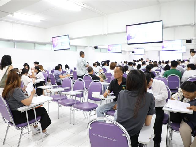คณะทันตแพทยศาสตร์ มหาวิทยาลัยพะเยา โดยงานวิชาการได้จัดกิจกรรม “ปฐมนิเทศนิสิตใหม่ ประจำปีการศึกษา 2569” เมื่อวันที่ 10 มิถุนายน พ.ศ. 2569 คณะทันตแพทยศาสตร์ มหาวิทยาลัยพะเยา                              โดยงานวิชาการได้จัดกิจกรรม “ปฐมนิเทศนิสิตใหม่ ประจำปีการศึกษา 2569” ณ ห้องเรียน PN 1 อาคารหอประชุมพญางำเมือง มหาวิทยาลัยพะเยา  ในการนี้ คณะฯ ได้รับเกียรติจาก ทันตแพทย์ภูมิทรัพย์ สายวงศ์   ผู้ช่วยคณบดี  กล่าวรายงานต่อประธานในพิธี ศาสตราจารย์ ทันตแพทย์หญิง ดร.พัชราวรรณ ศรีศิลปนันทน์                                              คณบดีคณะทันตแพทยศาสตร์  โดยทั้งนี้ประธานในพิธีได้กล่าวแสดงความยินดีแก่ผู้ปกครองและนิสิตใหม่ พร้อมถ่ายทอดแนวคิดและเจตนารมณ์ในการจัดการศึกษาวิชาชีพทันตกรรม  จากนั้นได้บรรยาย                 ในหัวข้อ “ก้าวแรกสู่การเป็นทันตแพทย์แก่นิสิตใหม่” ต่อมาเป็นการบรรยายหัวข้อ “ภาพรวมของคณะฯ การศึกษาหลักสูตรทันตแพทยศาสตรบัณฑิต”  โดยทีมงานวิชาการ คณะทันตแพทยศาสตร์ มหาวิทยาลัยพะเยา และหัวข้อ “การใช้ชีวิตในคณะทันตแพทยศาสตร์และการดูแลนิสิตทันตแพทย์”  โดยทันตแพทย์ภูมิทรัพย์ สายวงศ์ ผู้ช่วยคณบดี โดยการจัดกิจกรรมในครั้งนี้ มีวัตถุประสงค์เพื่อเสริมสร้างความเข้าใจเกี่ยวกับนโยบาย วิสัยทัศน์ และแนวทางการบริหารจัดการของคณะทันตแพทยศาสตร์ รวมถึงเตรียมความพร้อม                  ให้แก่นิสิตในการปรับตัวเข้าสู่ระบบการเรียนการสอนในหลักสูตรทันตแพทยศาสตรบัณฑิต                     พร้อมทั้งจัดทำสัญญาเป็นนิสิตทันตแพทยศาสตร์ ประจำปีการศึกษา 2569 เพื่อเสริมสร้างความเชื่อมั่นแก่ผู้ปกครองและนิสิตในการศึกษาหลักสูตรทันตแพทยศาสตรบัณฑิต พร้อมทั้งเป็นเวทีในการสร้างความสัมพันธ์อันดีระหว่างนิสิต ผู้ปกครอง และคณะทันตแพทยศาสตร์ ต่อไป