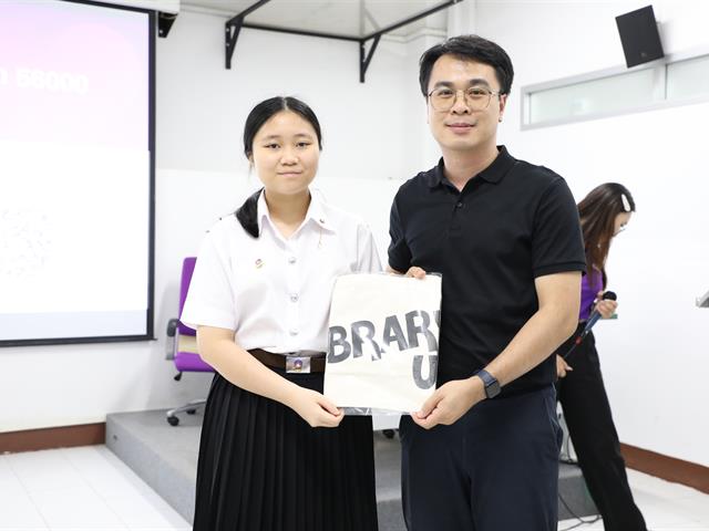 คณะทันตแพทยศาสตร์ มหาวิทยาลัยพะเยา โดยงานวิชาการได้จัดกิจกรรม “ปฐมนิเทศนิสิตใหม่ ประจำปีการศึกษา 2569” เมื่อวันที่ 10 มิถุนายน พ.ศ. 2569 คณะทันตแพทยศาสตร์ มหาวิทยาลัยพะเยา                              โดยงานวิชาการได้จัดกิจกรรม “ปฐมนิเทศนิสิตใหม่ ประจำปีการศึกษา 2569” ณ ห้องเรียน PN 1 อาคารหอประชุมพญางำเมือง มหาวิทยาลัยพะเยา  ในการนี้ คณะฯ ได้รับเกียรติจาก ทันตแพทย์ภูมิทรัพย์ สายวงศ์   ผู้ช่วยคณบดี  กล่าวรายงานต่อประธานในพิธี ศาสตราจารย์ ทันตแพทย์หญิง ดร.พัชราวรรณ ศรีศิลปนันทน์                                              คณบดีคณะทันตแพทยศาสตร์  โดยทั้งนี้ประธานในพิธีได้กล่าวแสดงความยินดีแก่ผู้ปกครองและนิสิตใหม่ พร้อมถ่ายทอดแนวคิดและเจตนารมณ์ในการจัดการศึกษาวิชาชีพทันตกรรม  จากนั้นได้บรรยาย                 ในหัวข้อ “ก้าวแรกสู่การเป็นทันตแพทย์แก่นิสิตใหม่” ต่อมาเป็นการบรรยายหัวข้อ “ภาพรวมของคณะฯ การศึกษาหลักสูตรทันตแพทยศาสตรบัณฑิต”  โดยทีมงานวิชาการ คณะทันตแพทยศาสตร์ มหาวิทยาลัยพะเยา และหัวข้อ “การใช้ชีวิตในคณะทันตแพทยศาสตร์และการดูแลนิสิตทันตแพทย์”  โดยทันตแพทย์ภูมิทรัพย์ สายวงศ์ ผู้ช่วยคณบดี โดยการจัดกิจกรรมในครั้งนี้ มีวัตถุประสงค์เพื่อเสริมสร้างความเข้าใจเกี่ยวกับนโยบาย วิสัยทัศน์ และแนวทางการบริหารจัดการของคณะทันตแพทยศาสตร์ รวมถึงเตรียมความพร้อม                  ให้แก่นิสิตในการปรับตัวเข้าสู่ระบบการเรียนการสอนในหลักสูตรทันตแพทยศาสตรบัณฑิต                     พร้อมทั้งจัดทำสัญญาเป็นนิสิตทันตแพทยศาสตร์ ประจำปีการศึกษา 2569 เพื่อเสริมสร้างความเชื่อมั่นแก่ผู้ปกครองและนิสิตในการศึกษาหลักสูตรทันตแพทยศาสตรบัณฑิต พร้อมทั้งเป็นเวทีในการสร้างความสัมพันธ์อันดีระหว่างนิสิต ผู้ปกครอง และคณะทันตแพทยศาสตร์ ต่อไป
