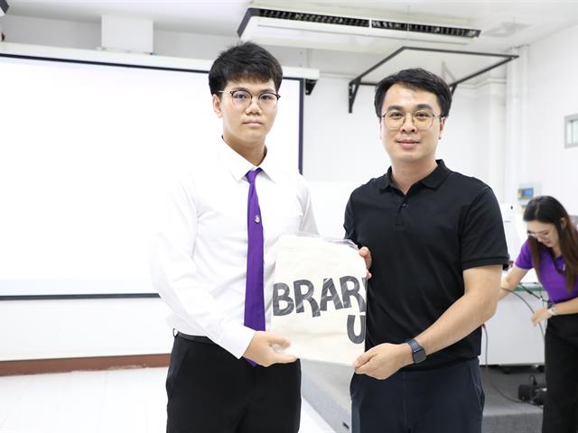 คณะทันตแพทยศาสตร์ มหาวิทยาลัยพะเยา โดยงานวิชาการได้จัดกิจกรรม “ปฐมนิเทศนิสิตใหม่ ประจำปีการศึกษา 2569” เมื่อวันที่ 10 มิถุนายน พ.ศ. 2569 คณะทันตแพทยศาสตร์ มหาวิทยาลัยพะเยา                              โดยงานวิชาการได้จัดกิจกรรม “ปฐมนิเทศนิสิตใหม่ ประจำปีการศึกษา 2569” ณ ห้องเรียน PN 1 อาคารหอประชุมพญางำเมือง มหาวิทยาลัยพะเยา  ในการนี้ คณะฯ ได้รับเกียรติจาก ทันตแพทย์ภูมิทรัพย์ สายวงศ์   ผู้ช่วยคณบดี  กล่าวรายงานต่อประธานในพิธี ศาสตราจารย์ ทันตแพทย์หญิง ดร.พัชราวรรณ ศรีศิลปนันทน์                                              คณบดีคณะทันตแพทยศาสตร์  โดยทั้งนี้ประธานในพิธีได้กล่าวแสดงความยินดีแก่ผู้ปกครองและนิสิตใหม่ พร้อมถ่ายทอดแนวคิดและเจตนารมณ์ในการจัดการศึกษาวิชาชีพทันตกรรม  จากนั้นได้บรรยาย                 ในหัวข้อ “ก้าวแรกสู่การเป็นทันตแพทย์แก่นิสิตใหม่” ต่อมาเป็นการบรรยายหัวข้อ “ภาพรวมของคณะฯ การศึกษาหลักสูตรทันตแพทยศาสตรบัณฑิต”  โดยทีมงานวิชาการ คณะทันตแพทยศาสตร์ มหาวิทยาลัยพะเยา และหัวข้อ “การใช้ชีวิตในคณะทันตแพทยศาสตร์และการดูแลนิสิตทันตแพทย์”  โดยทันตแพทย์ภูมิทรัพย์ สายวงศ์ ผู้ช่วยคณบดี โดยการจัดกิจกรรมในครั้งนี้ มีวัตถุประสงค์เพื่อเสริมสร้างความเข้าใจเกี่ยวกับนโยบาย วิสัยทัศน์ และแนวทางการบริหารจัดการของคณะทันตแพทยศาสตร์ รวมถึงเตรียมความพร้อม                  ให้แก่นิสิตในการปรับตัวเข้าสู่ระบบการเรียนการสอนในหลักสูตรทันตแพทยศาสตรบัณฑิต                     พร้อมทั้งจัดทำสัญญาเป็นนิสิตทันตแพทยศาสตร์ ประจำปีการศึกษา 2569 เพื่อเสริมสร้างความเชื่อมั่นแก่ผู้ปกครองและนิสิตในการศึกษาหลักสูตรทันตแพทยศาสตรบัณฑิต พร้อมทั้งเป็นเวทีในการสร้างความสัมพันธ์อันดีระหว่างนิสิต ผู้ปกครอง และคณะทันตแพทยศาสตร์ ต่อไป