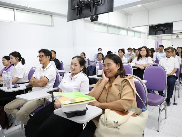 คณะทันตแพทยศาสตร์ มหาวิทยาลัยพะเยา โดยงานวิชาการได้จัดกิจกรรม “ปฐมนิเทศนิสิตใหม่ ประจำปีการศึกษา 2569” เมื่อวันที่ 10 มิถุนายน พ.ศ. 2569 คณะทันตแพทยศาสตร์ มหาวิทยาลัยพะเยา                              โดยงานวิชาการได้จัดกิจกรรม “ปฐมนิเทศนิสิตใหม่ ประจำปีการศึกษา 2569” ณ ห้องเรียน PN 1 อาคารหอประชุมพญางำเมือง มหาวิทยาลัยพะเยา  ในการนี้ คณะฯ ได้รับเกียรติจาก ทันตแพทย์ภูมิทรัพย์ สายวงศ์   ผู้ช่วยคณบดี  กล่าวรายงานต่อประธานในพิธี ศาสตราจารย์ ทันตแพทย์หญิง ดร.พัชราวรรณ ศรีศิลปนันทน์                                              คณบดีคณะทันตแพทยศาสตร์  โดยทั้งนี้ประธานในพิธีได้กล่าวแสดงความยินดีแก่ผู้ปกครองและนิสิตใหม่ พร้อมถ่ายทอดแนวคิดและเจตนารมณ์ในการจัดการศึกษาวิชาชีพทันตกรรม  จากนั้นได้บรรยาย                 ในหัวข้อ “ก้าวแรกสู่การเป็นทันตแพทย์แก่นิสิตใหม่” ต่อมาเป็นการบรรยายหัวข้อ “ภาพรวมของคณะฯ การศึกษาหลักสูตรทันตแพทยศาสตรบัณฑิต”  โดยทีมงานวิชาการ คณะทันตแพทยศาสตร์ มหาวิทยาลัยพะเยา และหัวข้อ “การใช้ชีวิตในคณะทันตแพทยศาสตร์และการดูแลนิสิตทันตแพทย์”  โดยทันตแพทย์ภูมิทรัพย์ สายวงศ์ ผู้ช่วยคณบดี โดยการจัดกิจกรรมในครั้งนี้ มีวัตถุประสงค์เพื่อเสริมสร้างความเข้าใจเกี่ยวกับนโยบาย วิสัยทัศน์ และแนวทางการบริหารจัดการของคณะทันตแพทยศาสตร์ รวมถึงเตรียมความพร้อม                  ให้แก่นิสิตในการปรับตัวเข้าสู่ระบบการเรียนการสอนในหลักสูตรทันตแพทยศาสตรบัณฑิต                     พร้อมทั้งจัดทำสัญญาเป็นนิสิตทันตแพทยศาสตร์ ประจำปีการศึกษา 2569 เพื่อเสริมสร้างความเชื่อมั่นแก่ผู้ปกครองและนิสิตในการศึกษาหลักสูตรทันตแพทยศาสตรบัณฑิต พร้อมทั้งเป็นเวทีในการสร้างความสัมพันธ์อันดีระหว่างนิสิต ผู้ปกครอง และคณะทันตแพทยศาสตร์ ต่อไป
