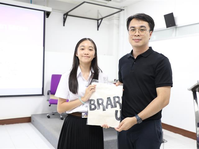 คณะทันตแพทยศาสตร์ มหาวิทยาลัยพะเยา โดยงานวิชาการได้จัดกิจกรรม “ปฐมนิเทศนิสิตใหม่ ประจำปีการศึกษา 2569” เมื่อวันที่ 10 มิถุนายน พ.ศ. 2569 คณะทันตแพทยศาสตร์ มหาวิทยาลัยพะเยา                              โดยงานวิชาการได้จัดกิจกรรม “ปฐมนิเทศนิสิตใหม่ ประจำปีการศึกษา 2569” ณ ห้องเรียน PN 1 อาคารหอประชุมพญางำเมือง มหาวิทยาลัยพะเยา  ในการนี้ คณะฯ ได้รับเกียรติจาก ทันตแพทย์ภูมิทรัพย์ สายวงศ์   ผู้ช่วยคณบดี  กล่าวรายงานต่อประธานในพิธี ศาสตราจารย์ ทันตแพทย์หญิง ดร.พัชราวรรณ ศรีศิลปนันทน์                                              คณบดีคณะทันตแพทยศาสตร์  โดยทั้งนี้ประธานในพิธีได้กล่าวแสดงความยินดีแก่ผู้ปกครองและนิสิตใหม่ พร้อมถ่ายทอดแนวคิดและเจตนารมณ์ในการจัดการศึกษาวิชาชีพทันตกรรม  จากนั้นได้บรรยาย                 ในหัวข้อ “ก้าวแรกสู่การเป็นทันตแพทย์แก่นิสิตใหม่” ต่อมาเป็นการบรรยายหัวข้อ “ภาพรวมของคณะฯ การศึกษาหลักสูตรทันตแพทยศาสตรบัณฑิต”  โดยทีมงานวิชาการ คณะทันตแพทยศาสตร์ มหาวิทยาลัยพะเยา และหัวข้อ “การใช้ชีวิตในคณะทันตแพทยศาสตร์และการดูแลนิสิตทันตแพทย์”  โดยทันตแพทย์ภูมิทรัพย์ สายวงศ์ ผู้ช่วยคณบดี โดยการจัดกิจกรรมในครั้งนี้ มีวัตถุประสงค์เพื่อเสริมสร้างความเข้าใจเกี่ยวกับนโยบาย วิสัยทัศน์ และแนวทางการบริหารจัดการของคณะทันตแพทยศาสตร์ รวมถึงเตรียมความพร้อม                  ให้แก่นิสิตในการปรับตัวเข้าสู่ระบบการเรียนการสอนในหลักสูตรทันตแพทยศาสตรบัณฑิต                     พร้อมทั้งจัดทำสัญญาเป็นนิสิตทันตแพทยศาสตร์ ประจำปีการศึกษา 2569 เพื่อเสริมสร้างความเชื่อมั่นแก่ผู้ปกครองและนิสิตในการศึกษาหลักสูตรทันตแพทยศาสตรบัณฑิต พร้อมทั้งเป็นเวทีในการสร้างความสัมพันธ์อันดีระหว่างนิสิต ผู้ปกครอง และคณะทันตแพทยศาสตร์ ต่อไป