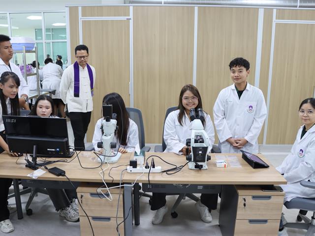 คณะกรรมการธรรมาภิบาลจังหวัดพะเยา (ก.ธ.จ. พะเยา) เยี่ยมติดตามโครงการอาคารการเรียนรู้และอนุรักษ์นกยูงไทย พร้อมร่วมพิธีเปิดคลินิกรักษาสัตว์ มหาวิทยาลัยพะเยา