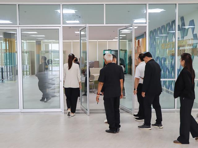 คณะกรรมการธรรมาภิบาลจังหวัดพะเยา (ก.ธ.จ. พะเยา) เยี่ยมติดตามโครงการอาคารการเรียนรู้และอนุรักษ์นกยูงไทย พร้อมร่วมพิธีเปิดคลินิกรักษาสัตว์ มหาวิทยาลัยพะเยา