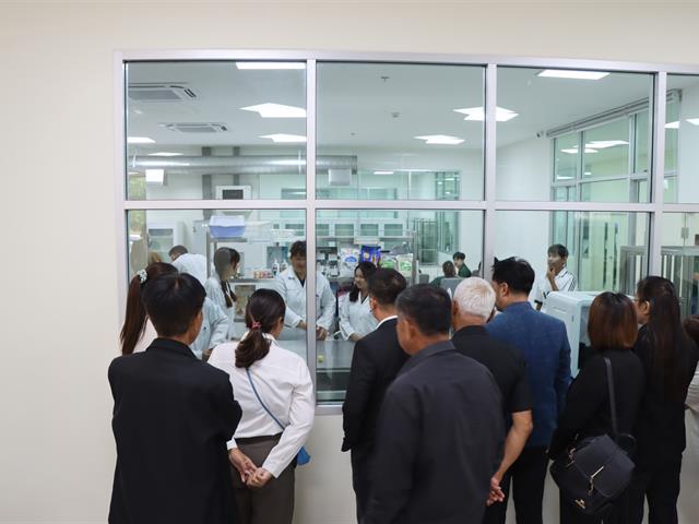 คณะกรรมการธรรมาภิบาลจังหวัดพะเยา (ก.ธ.จ. พะเยา) เยี่ยมติดตามโครงการอาคารการเรียนรู้และอนุรักษ์นกยูงไทย พร้อมร่วมพิธีเปิดคลินิกรักษาสัตว์ มหาวิทยาลัยพะเยา