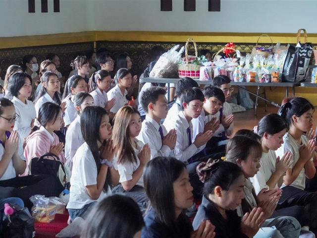 คณะทันตแพทยศาสตร์ มหาวิทยาลัยพะเยา ร่วมกิจกรรมทำบุญตักบาตร "ฮ่วมใจ๋ตักบาตร ต้อนรับน้องใหม่ สู่รั้ว ม.พะเยา" เนื่องในโอกาสวันสถาปนามหาวิทยาลัยพะเยา ครบรอบ 16 ปี