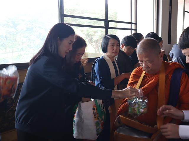ENG-ฮ่วมใจ๋ตักบาตร (5).JPG