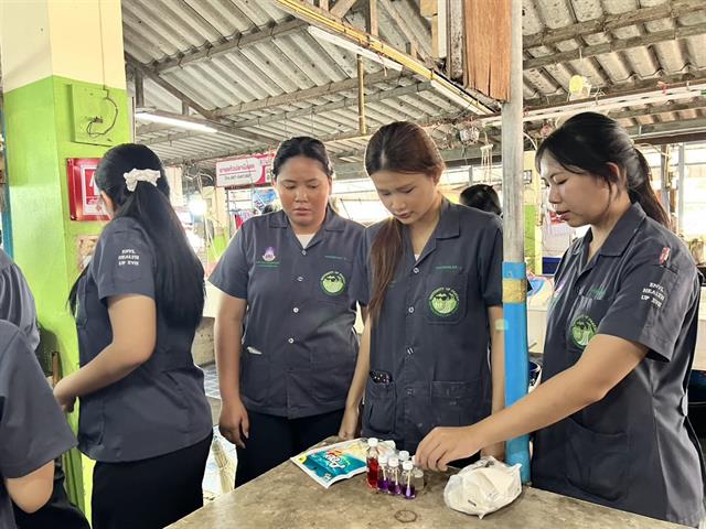 ลักสูตรวิทยาศาสตรบัณฑิต สาขาวิชาอนามัยสิ่งแวดล้อม คณะสาธารณสุขศาสตร์ มหาวิทยาลัยพะเยา ได้ลงพื้นที่ศึกษาดูงานและฝึกปฏิบัติการตรวจประเมินด้านสุขาภิบาลอาหารในสถานประกอบการจริง ณ ตลาดสดท่าวังทอง จังหวัดพะเยา
