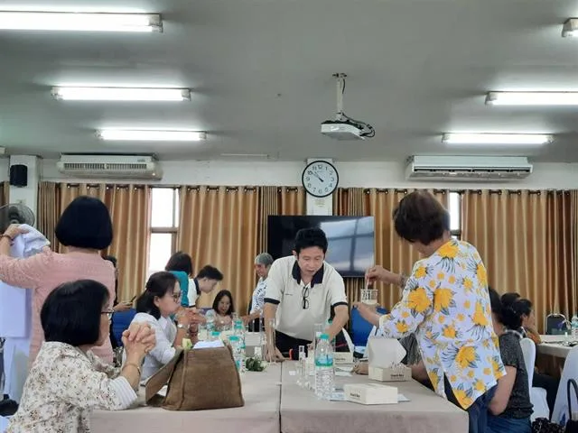 ดร.เภสัชกร ภูวิช ไชยคำวัง รองคณบดีฝ่ายคุณภาพนิสิตและบูรณาการพันธกิจกับชุมชน นำทีมบุคลากรคณะเภสัชศาสตร์ มหาวิทยาลัยพะเยา ลงพื้นที่ถ่ายทอดความรู้และทักษะที่สามารถนำไปประยุกต์ใช้ได้จริงในชีวิตประจำวัน