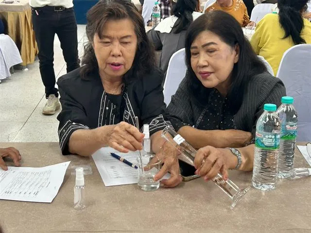 ดร.เภสัชกร ภูวิช ไชยคำวัง รองคณบดีฝ่ายคุณภาพนิสิตและบูรณาการพันธกิจกับชุมชน นำทีมบุคลากรคณะเภสัชศาสตร์ มหาวิทยาลัยพะเยา ลงพื้นที่ถ่ายทอดความรู้และทักษะที่สามารถนำไปประยุกต์ใช้ได้จริงในชีวิตประจำวัน